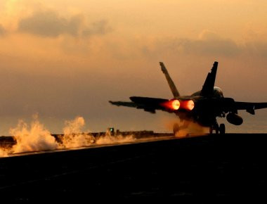 Βίντεο: Το μαχητικό αεροσκάφος F-18 σε χαμηλή πτήση